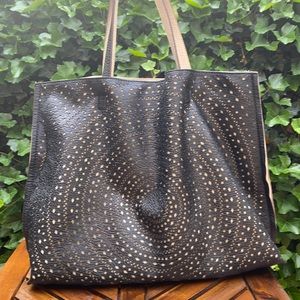 Reversible tote